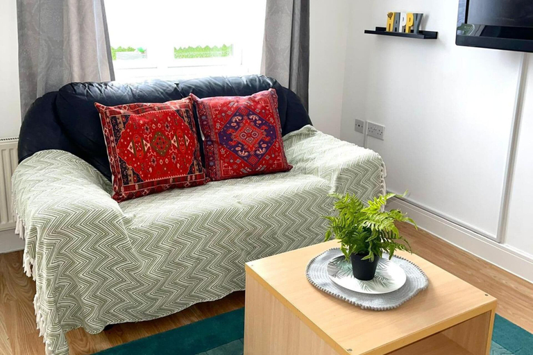 Living area 4, Apartment - Sleeps 2 - Parking - Station Close, London