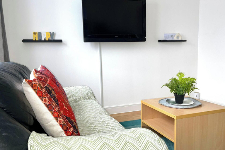 Living area 3, Apartment - Sleeps 2 - Parking - Station Close, London