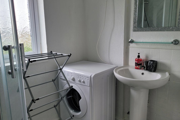 Others 5, Apartment - Sleeps 2 - Parking - Near Station, Reading