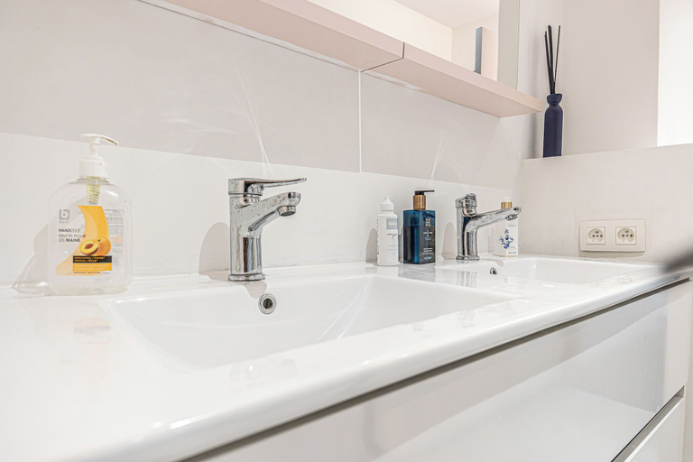 Shared bathroom 5, Comfy 5BR Apartment in Heart of Ghent, Oost-Vlaanderen