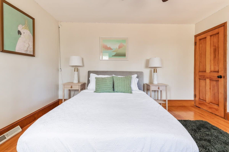 Room 4, HV Spacious Retreat Sleeps 13 w Hot Tub, Dutchess