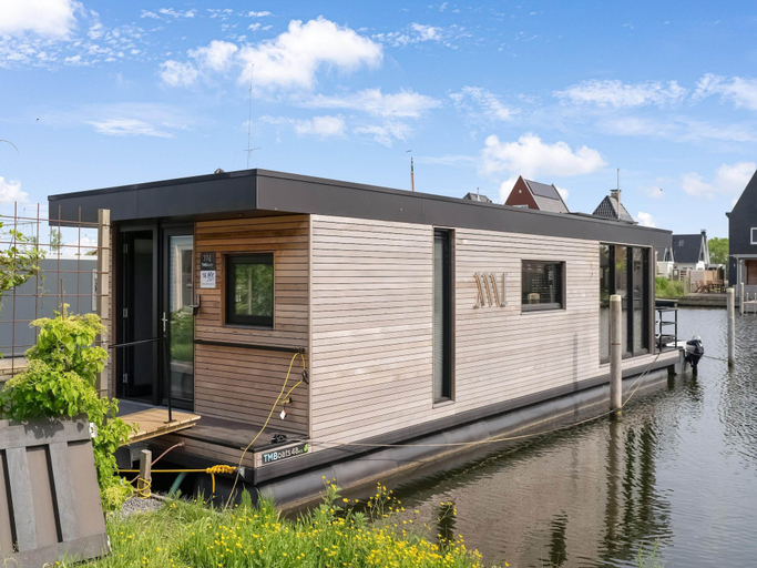 Primary image, Houseboat in Stavoren With Waterfront Views, Nijefurd