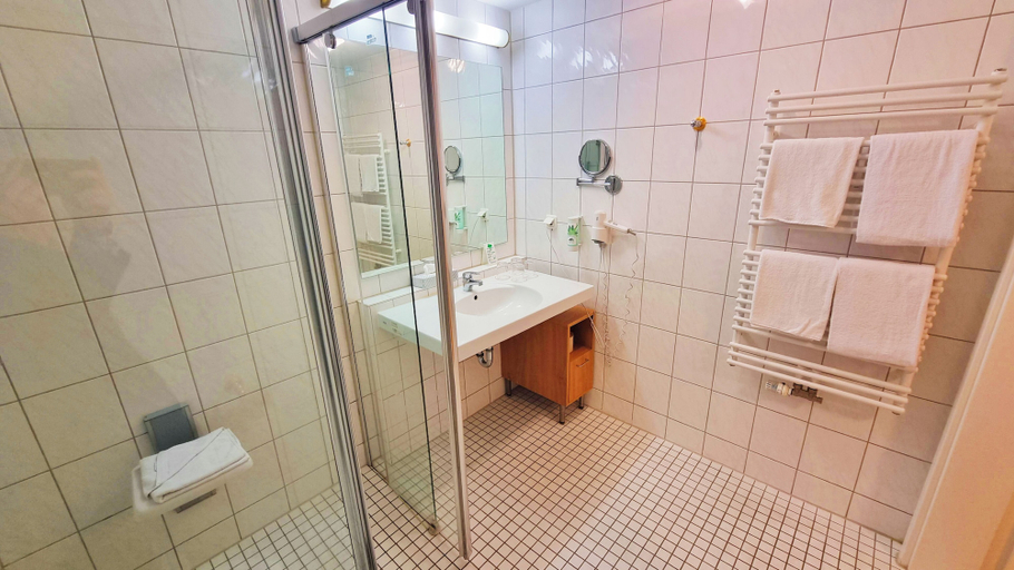 Bathroom 5, New Living Home Residenzhotel Hamburg, Hamburg