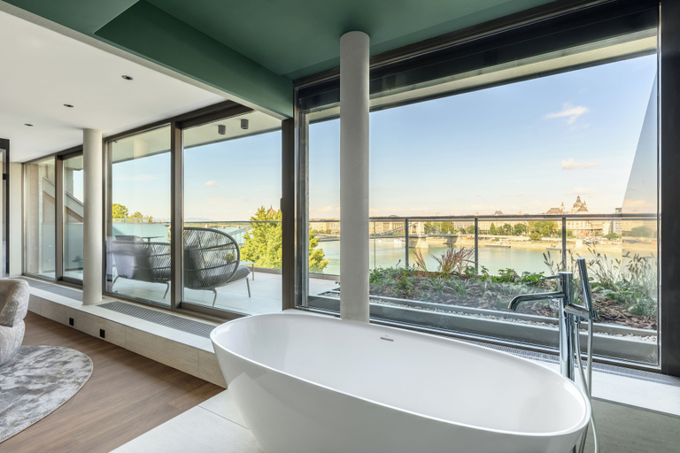 Bathroom 4, Leon Hotel & Lounge, Budapesti