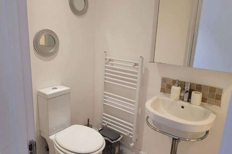 Others 2, Apartment - Sleeps 2 - Parking - Wi-fi, Reading