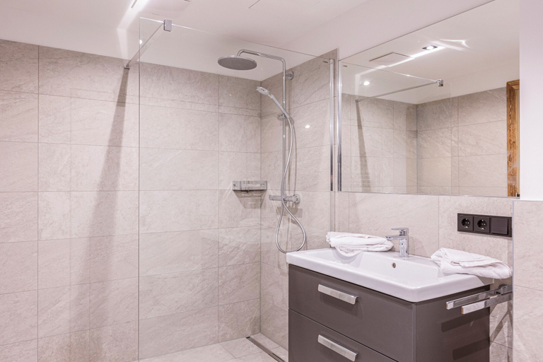 Bathroom 5, Zugspitz Suites Lermoos by ALPS RESORTS, Reutte