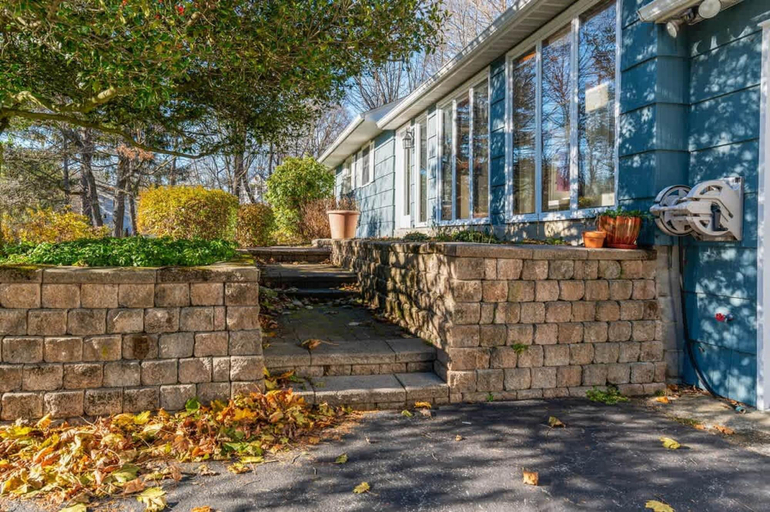 Room 2, HV Spacious Retreat Sleeps 13 w Hot Tub, Dutchess