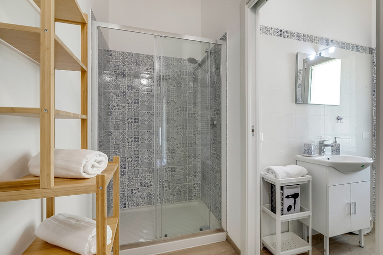 Bathroom 4, Bucaneve Apartment, Varese