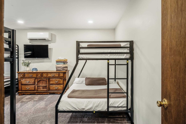 Bedroom 3, Sky View Chalet by Avantstay Stunning Interior, Spacious Deck, Hot Tub, & View, Carbon