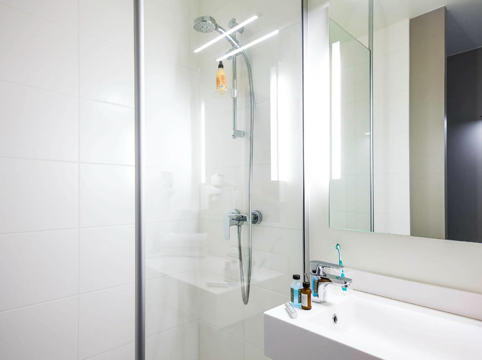 Bathroom 4, ibis Styles Clermont Ferrand Le Brezet Aeroport, Puy-de-Dôme