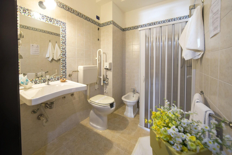 Bathroom 5, Hotel Vento del Sud, Trapani