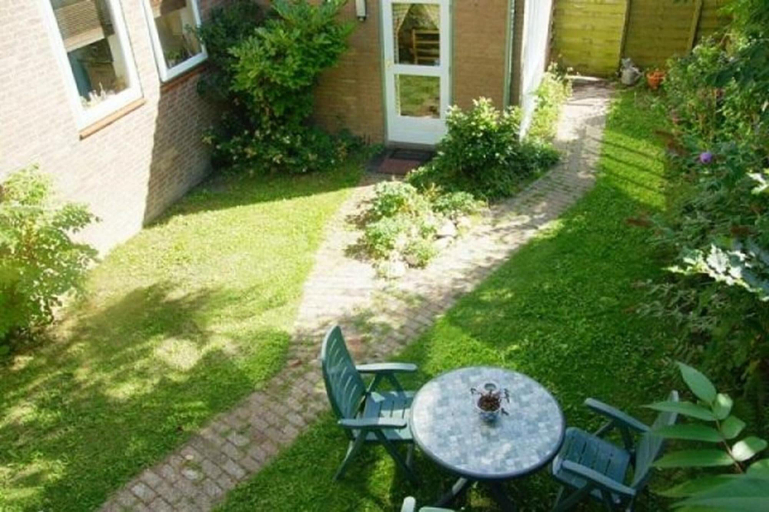 Garden 3, Holiday Home in Petten Near Beach, Zijpe