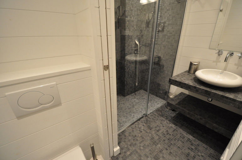 Bathroom 4, Apartment in Knokke-heist With Balcony, West-Vlaanderen