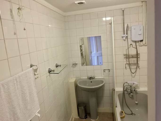 Bathroom, 8 Great Junction Street, Edinburgh