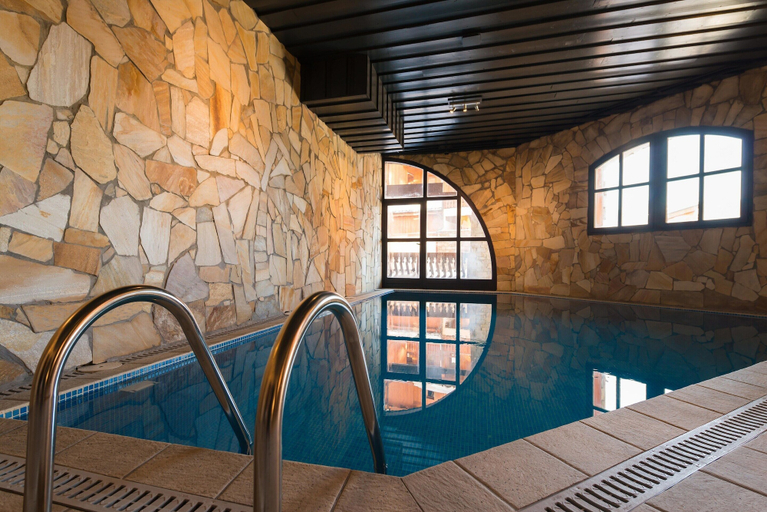 Pool, Cozy Chalet-style Flat, Savoie