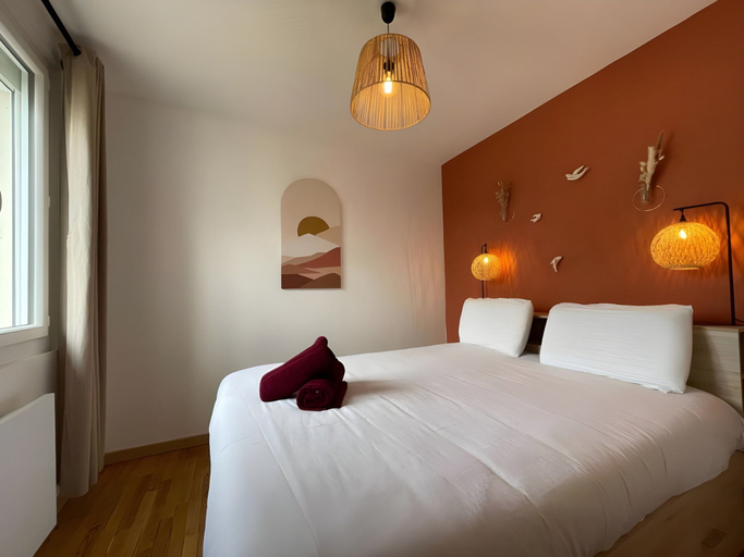 Room 4, Chic & Cozy - Luxe Flat With Projector, Sarthe
