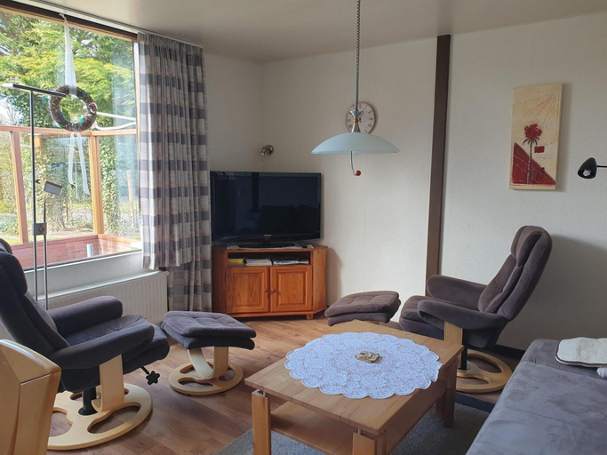 Living room 2, Bungalow on Eureka Park Near Beach, Zijpe