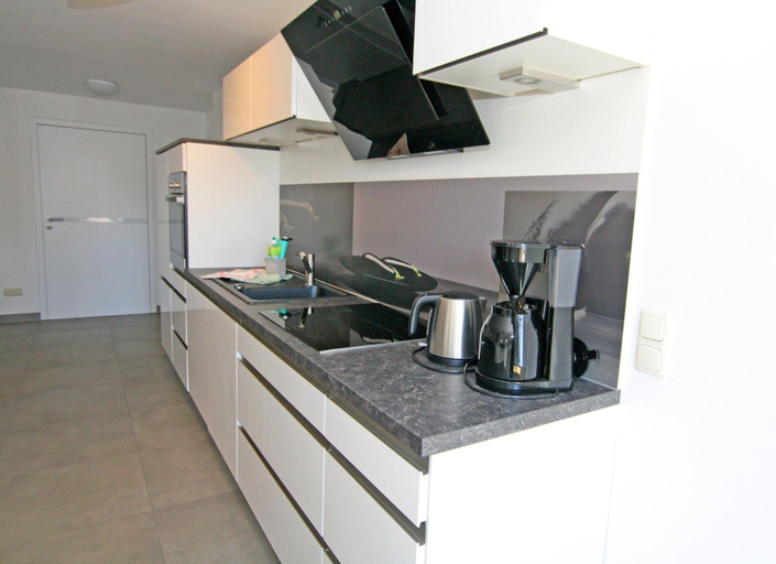 Private kitchen 3, Luxuriose Ferienwohnung mit Terrasse, Wiek, Vorpommern-Rügen
