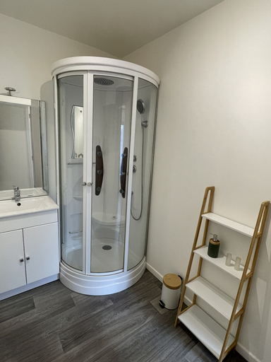 Bathroom 2, Apartment in Yvre-l'eveque Near Le Mans Circuit, Sarthe