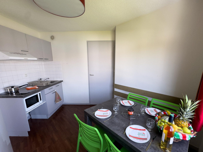 Private kitchen 3, Apartment in Urrugne With Ocean & Mountain Views, Pyrénées-Atlantiques