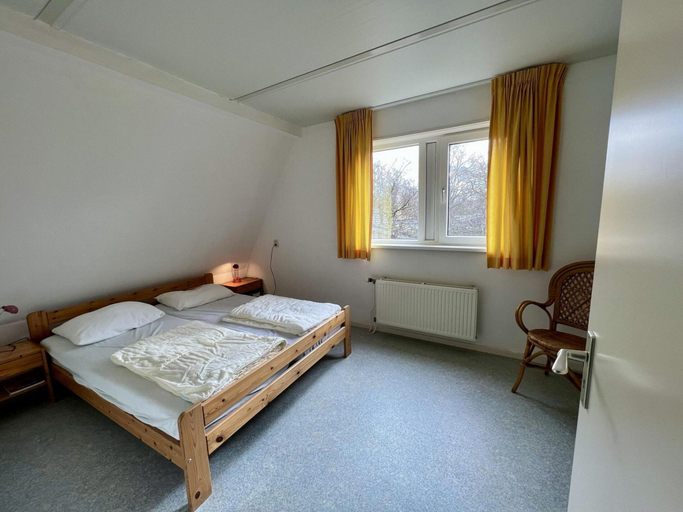 Room 2, Holiday Bungalow With Wifi Near Beach, Zijpe
