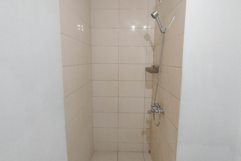 Bathroom 5, Brown Accent 1BR at Tamansari Prospero Sidoarjo Apartment By Travelio, Sidoarjo