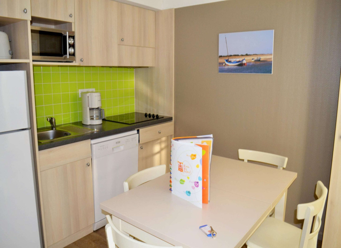 Private kitchen, Charming Apartment for Five Guests, Manche
