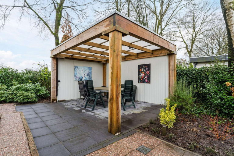 Balcony 3, Chalet in Veluwe Near Forest Trails, Putten