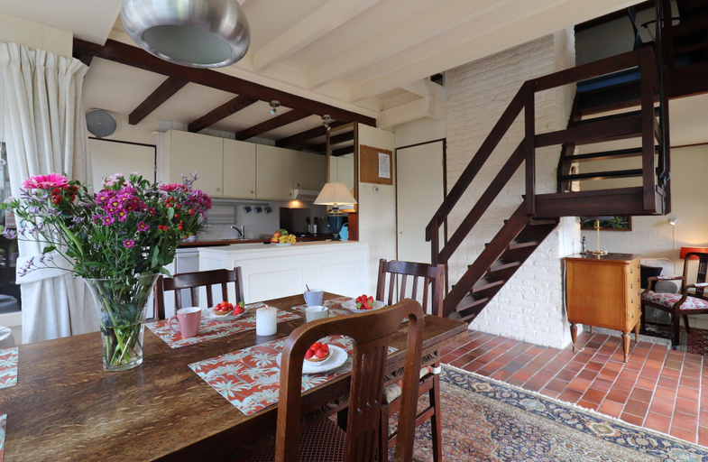 Dining 5, Holiday Home in Noordwijkerhout by Forest & Lake, Noordwijk