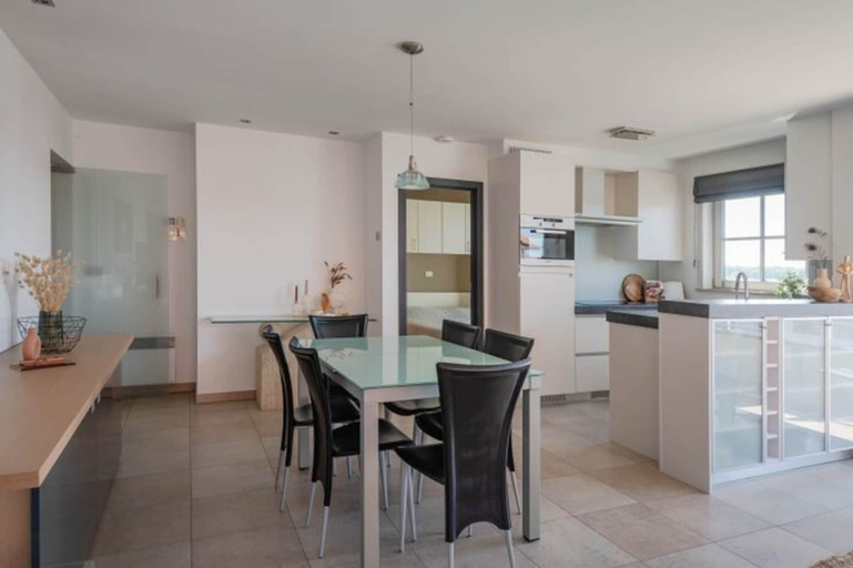 Dining 2, Apartment Near De Panne Beach, West-Vlaanderen