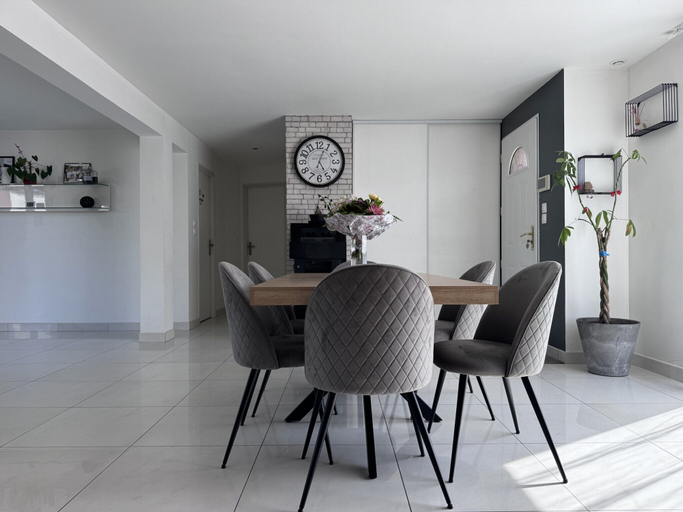 Dining 2, Spacious Retreat for 12 With Spa Option, Sarthe