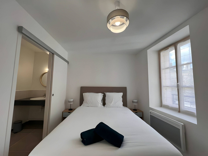 Room 3, Apartment in Saint-mars-sous-ballon, Sarthe