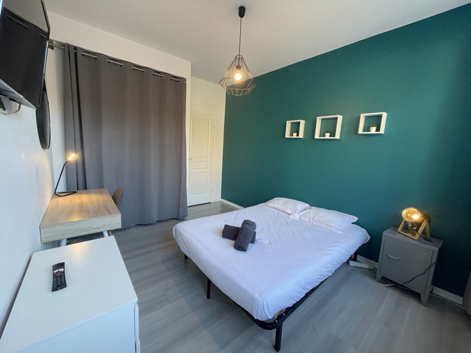 Room 3, Central Le Mans Apartment, Sarthe