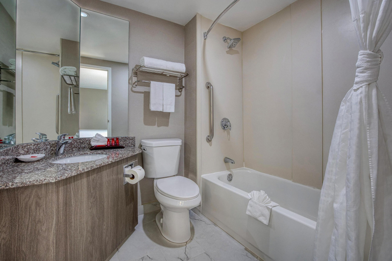 Bathroom 4, SureStay Plus Hotel by Best Western Chicago Lombard, Dupage