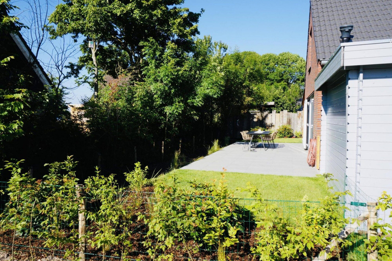 Garden 3, Beautiful Villa Close to Beaches, Harenkarspel