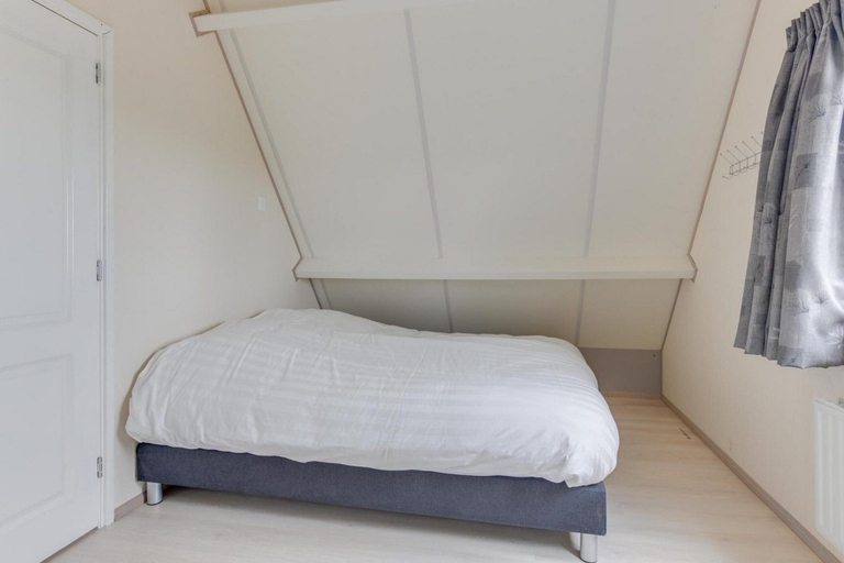 Room 2, Modern, Cosy Family Bungalow Near Beach, Zijpe