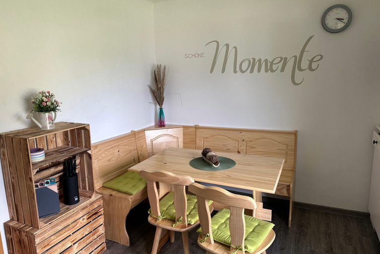 Dining 5, Apartment by Lake Ossiach with Mountain Views, Villach Land