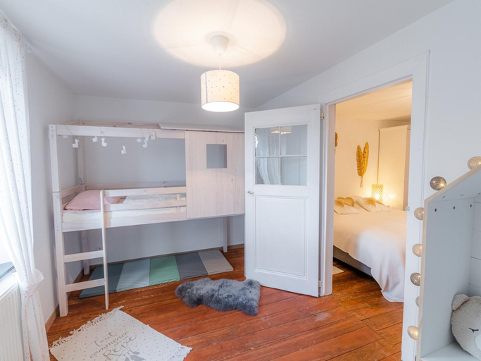 Room 2, Country House Near Coo Waterfalls With Jacuzzi, Liège