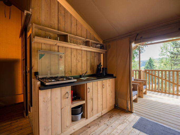 Private kitchen, Cozy 5-Person Glamping Tent in Ardennes, Luxembourg