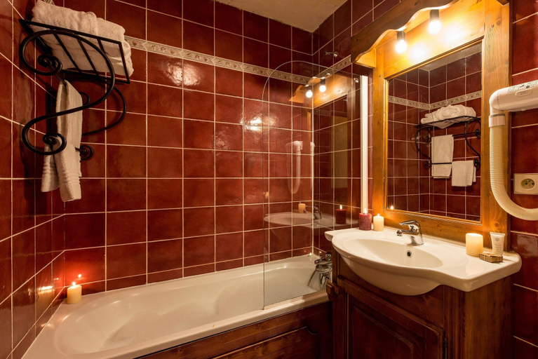 Bathroom 5, Chalet in Paradiski With Stunning Ski Views, Savoie