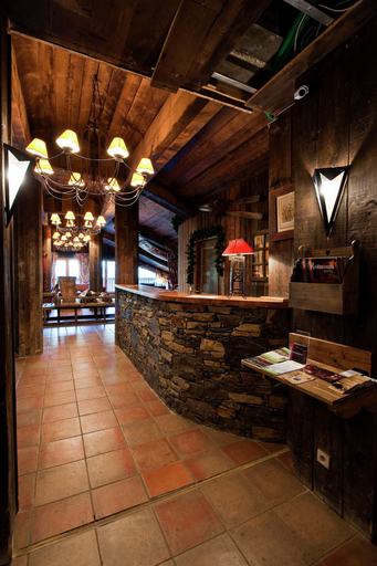 Reception 3, Chalet in Paradiski With Stunning Ski Views, Savoie