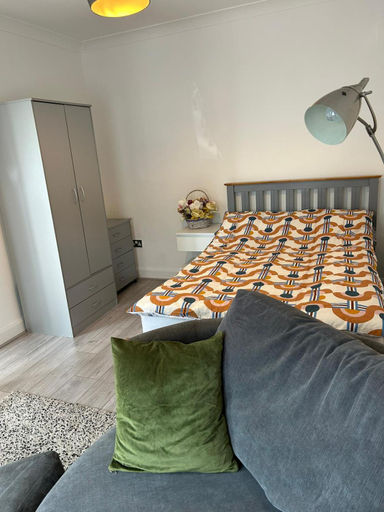 Others 5, Room in Trumpington London, London