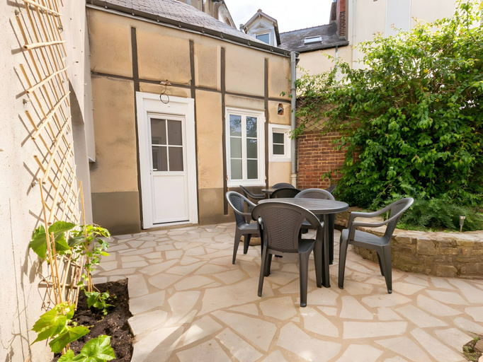 Balcony, Relax & Recharge: Elegant Home With Sauna, Sarthe