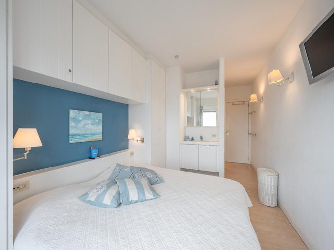 Room 3, Spacious 9-guest Knokke Apt, West-Vlaanderen