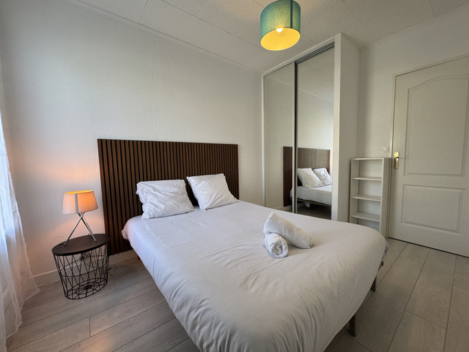 Room 2, Urban Base in Le Mans - Comfort & Services, Sarthe
