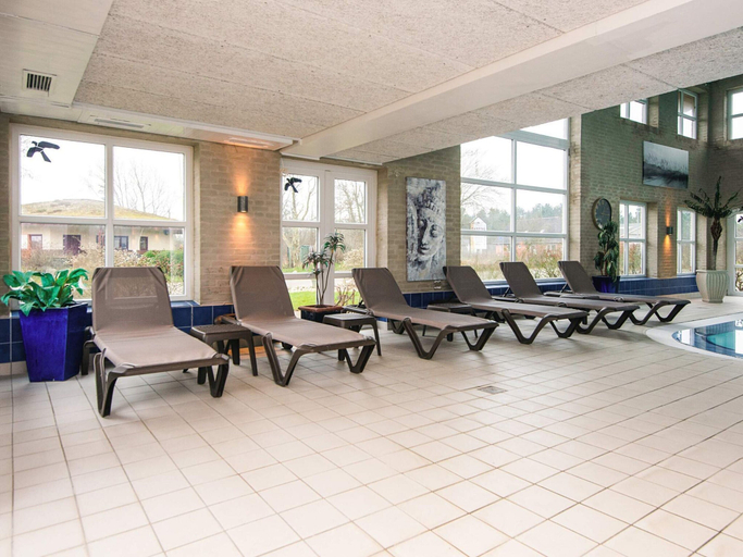 Pool 4, 5 Person Holiday Park Home in Romo, Tønder