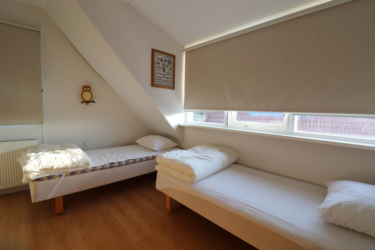 Room 5, Nice Holiday Home on the Water in Grou, Boarnsterhim