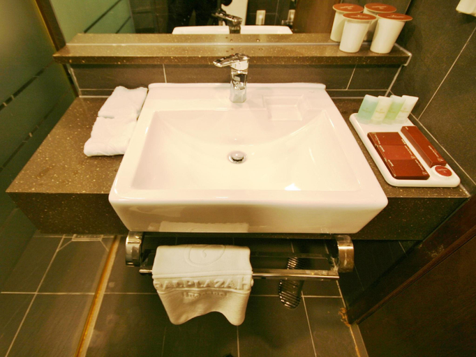 Bathroom 4, Central Plaza Hotel, Bupyeong