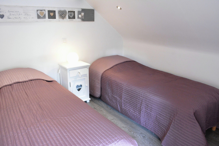Room 5, Villa in Stavelot With Lake View and Jacuzzi, Liège