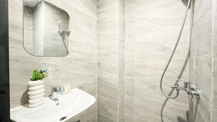 Bathroom 5, Cozy Nordic Style Apartment at Collins Boulevard By Travelio, Tangerang